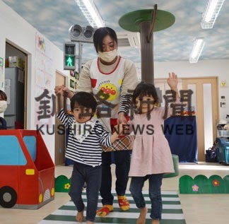 「赤では渡りません」　園児ら交通安全教室(2021-11-23)