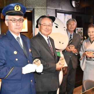 中標津暴追運動推進協 飲み屋に啓発グッズ配布(2021-12-01)