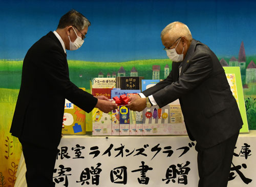 根室ライオンズク 図書館に本95冊寄贈(2021-11-20)