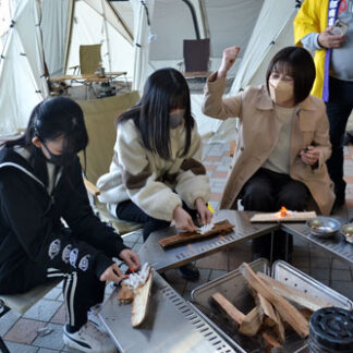 防災グッズ触れて学ぶ　非常食や火起こし体験(2021-11-24)