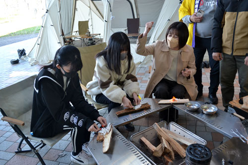 防災グッズ触れて学ぶ 非常食や火起こし体験(2021-11-24)