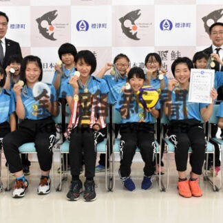 標津レグルス選手、役場で優勝報告　小学生バレー(2021-11-05)