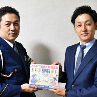 釧友会と上田組にマウスパッド贈呈　中標津署　(2021-11-03)