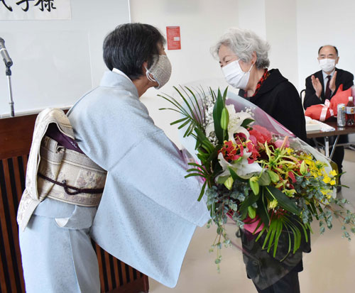 文学団体協、釧路市文化賞の小林さんに花束贈呈(2021-11-21)