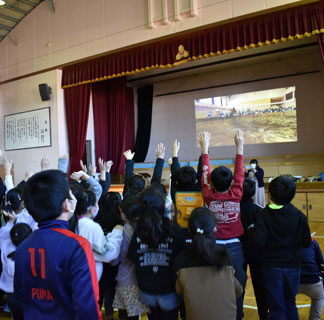 津波想定し訓練 愛国小(2021-11-27)