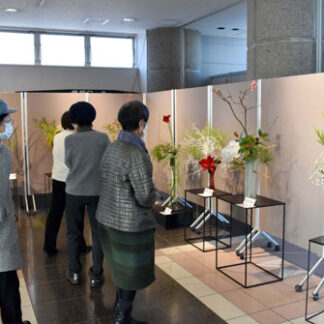 草月流釧路会いけばな展、Ｘマスや正月を作品で表現(2021-11-28)