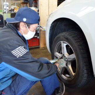 タイヤ交換本格化　「密避け早めに」(2021-11-14)