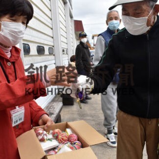 夕暮れ時の事故防止　中標津署など反射材配布(2021-11-05)