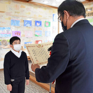 門間君（湖畔小５年）釧路市長賞、道教育長賞 ダブル受賞　アムールトラ迫力　全道幼児・児童動物画コンクール(2021-11-03)