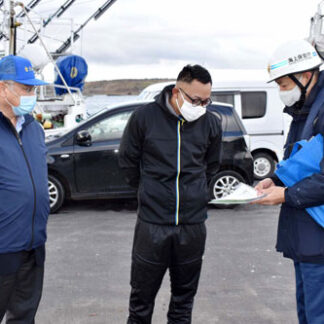 サンマ漁船に合同訪船指導で安全操業呼び掛け(2021-11-07)