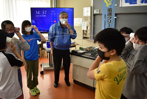 電波の性質、実験で学ぶ 白糠小で道内団体教室(2021-11-21)