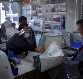 局員ら強盗に備え訓練　美留和郵便局、年末年始控えて(2021-11-25)