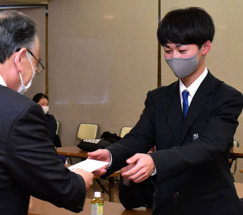 税金クイズ北さん優勝 根室高生15人が参加(2021-11-25)