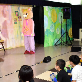 着ぐるみ人形劇 子供たち楽しむ(2021-11-20)