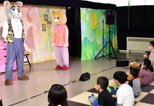 着ぐるみ人形劇 子供たち楽しむ(2021-11-20)