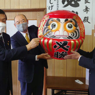 ５選の伊東氏根室管内入り　選対本部でだるま目入れ(2021-11-03)