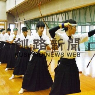 狙い定め一矢集中　弓道・釧路市体育祭(2021-11-22)