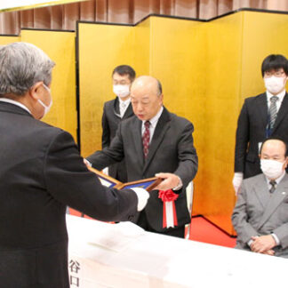 １３個人１団体の活動たたえ、功労者表彰と文化奨励賞贈呈(2021-11-11)