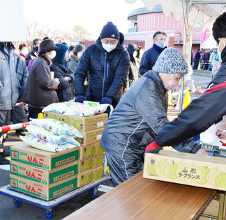山形特産品求め活気　厚岸で「むらやまあさ市」　友好都市(2021-11-27)