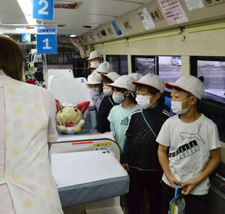 「献血してみたい」　芦野小児童、血液センターを見学(2021-11-10)