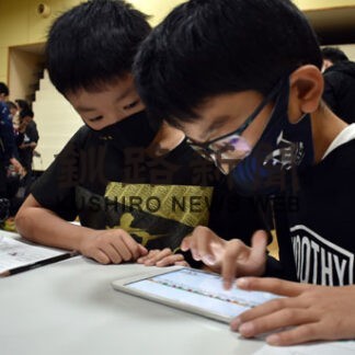 ロボット動かす仕組み学ぶ　児童がプログラミング体験(2021-11-23)