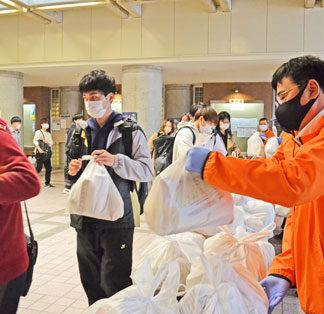学生らに食料や日用品配布　釧路公立大で奉仕活動　ぬさまいライオンズク(2021-11-09)