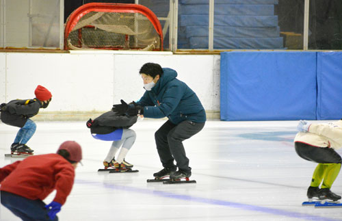 児童に基本技術伝授　元五輪代表の出島氏がスケート教室(2021-11-28)