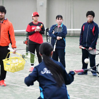 小中高生が基礎学ぶ　ソフトテニスプレーヤー芳村選手来釧(2021-11-30)