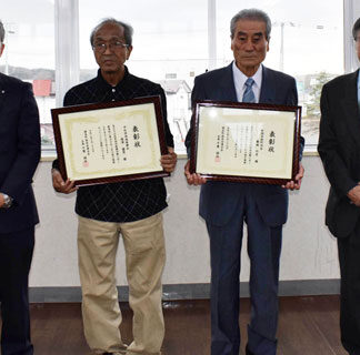 環境美化に長年尽力、菊地さんらに表彰状　町自治会連合会(2021-11-13)