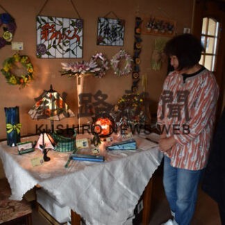 ステンドグラス彩る 竹内、服部さん２人展(2021-11-06)