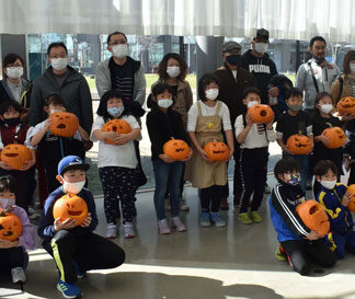 表情豊か　児童らカボチャでランタンづくり(2021-11-07)