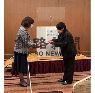 釧路アミティは金田さんにクラブ賞贈呈(2021-12-27)