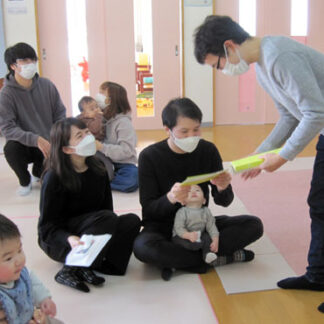 パパも育児に参加して　講座で遊び体験や情報交換(2021-12-10)