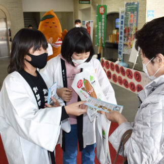 「地場産コンブ食べて」　昆布森小児童レシピ配布(2021-12-17)