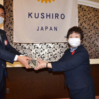 釧路ロータリークラブが赤い羽根共同募金に寄付(2021-12-09)