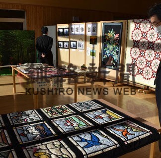 地域住民の力作、木工やＳＬ写真ならぶ　東雲小校内で作品展(2021-12-24)