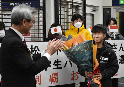 松下選手 全国初V バドミントン小学生選手権(2022-01-01)