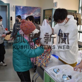 米５００㌔無料で配布　道東勤医協若手職員(2021-12-27)