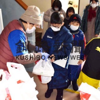 子供たちに一足早いＸマスプレゼント　じぃ～ん子ども食堂(2021-12-24)