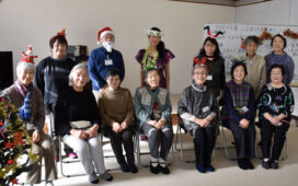 昨年１２月、クリスマス会を楽しんだメンバー（おたっしゃサロン共和）