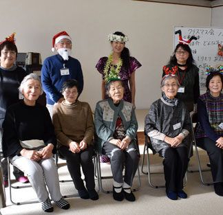 昨年１２月、クリスマス会を楽しんだメンバー（おたっしゃサロン共和）