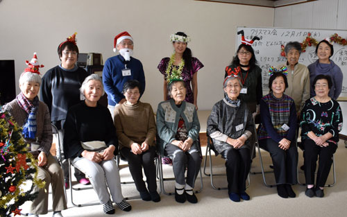 昨年12月、クリスマス会を楽しんだメンバー(おたっしゃサロン共和)