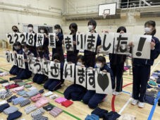 着なくなった子供服を回収して世界の難民などに送る「届けよう、服のチカラ」プロジェクトでは、生徒自ら地域へ出向き、2228枚の服を集めた