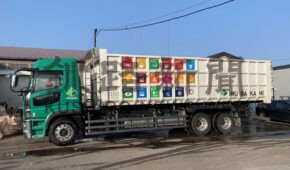 ＳＤＧｓのロゴが入った産業廃棄物などを運ぶ大型トラック