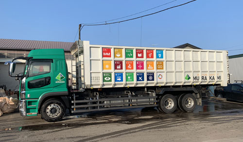 SDGsのロゴが入った産業廃棄物などを運ぶ大型トラック