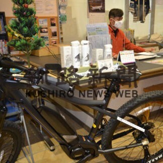 阿寒湖まりむ館の観光案内所ではペットボトル削減のためマイボトルが販売されているほか、レンタル用の電動アシスト自転車も用意されている