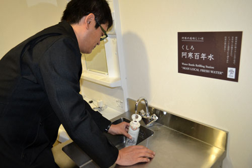 温泉街の給水スポットには雌阿寒岳から湧き出た水を使った「くしろ阿寒百年水」のボードが掲げられ、おいしい水をアピールしている