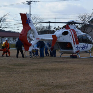 ヘリ引き継ぎ連携確認　海難事故想定で合同訓練(2021-12-14)