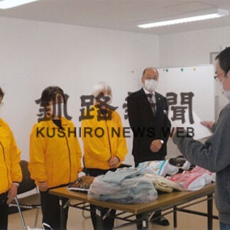 ２更生保護女性会が慈徳会にＸマスケーキや衣類贈る_1(2021-12-27)