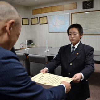 「税の標語」で青陵中・宇井さん税務署長賞(2021-12-10)
